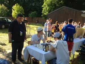 Jeden z členů poroty přemýšlí nad partií dvou mládežníků.